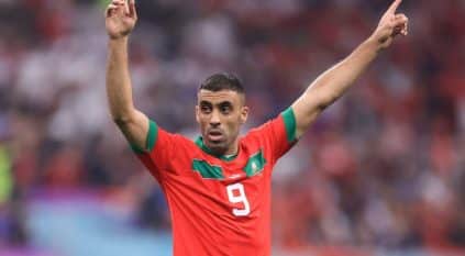 حمدالله على دكة البدلاء في مباراة المغرب ضد البرازيل