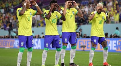 احتفالات جماهير البرازيل بمحطات المترو بعد الفوز على كوريا الجنوبية