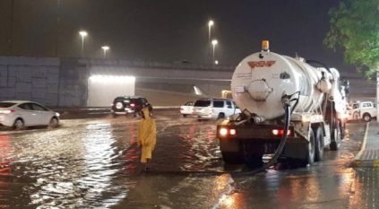 أمانة جدة تباشر سحب مياه الأمطار على نطاق 16 بلدية