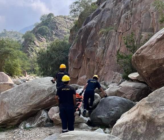 إنقاذ مخالف يمني سقط في منطقة جبلية بجازان