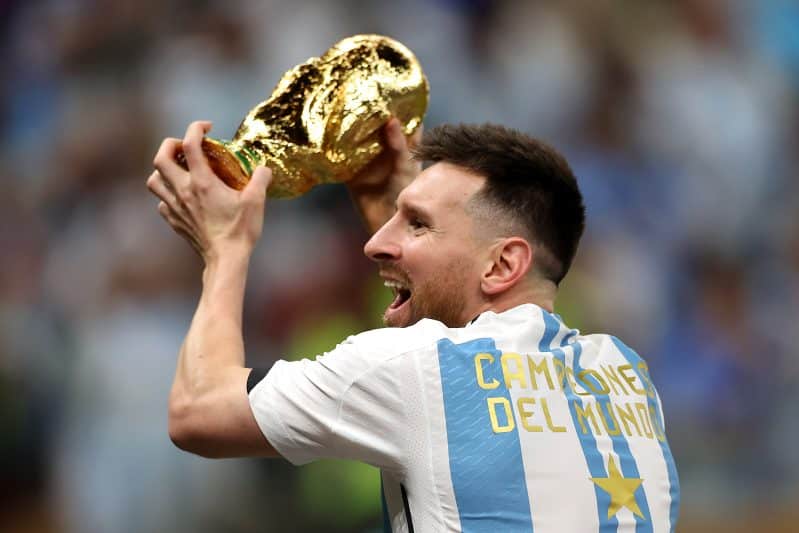 ليونيل ميسي بطل كأس العالم مع الأرجنتين