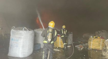مدني الرياض يخمد حريقًا في مستودعين بحي المشاعل
