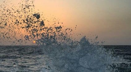 تنبيه من الأرصاد: ارتفاع الأمواج على ينبع والرايس
