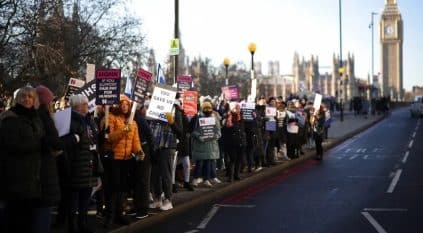 إضراب غير مسبوق لآلاف الممرضين في بريطانيا