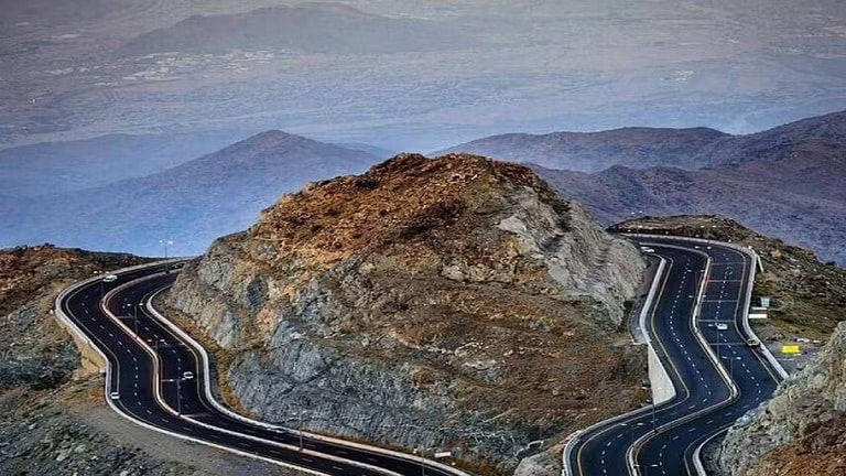 إغلاق طريق الهدا احترازيًا في الاتجاهين بسبب هطول الأمطار