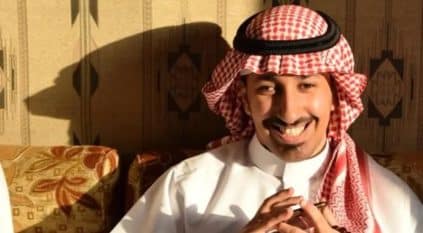 قصة سعودي كفيف تحدى إعاقته وتألق في العمل الإذاعي