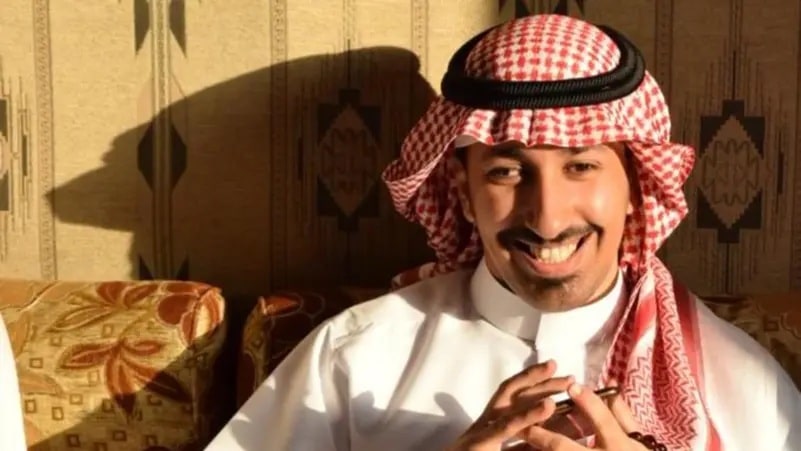قصة سعودي كفيف تحدى إعاقته وتألق في العمل الإذاعي
