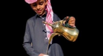 مشهد جمالي لطلاب مدرسة يحتفون بعام القهوة السعودية