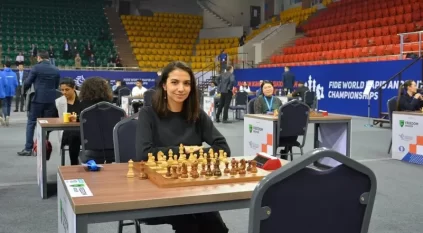 لاعبة شطرنج إيرانية تنزع حجابها تضامنًا