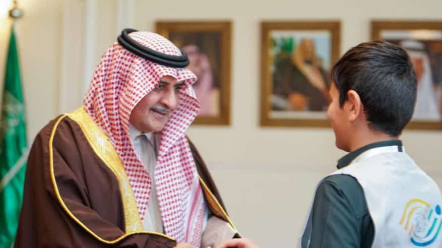 أمير تبوك يهدي أصغر متطوع قلمه الخاص