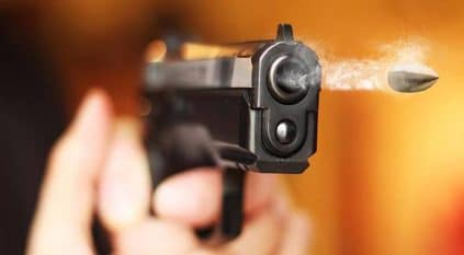مراهقة أردنية تقتل أبيها وتصيب والدتها بالرصاص