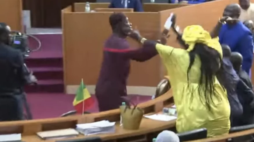 اشتباكات بالكراسي في برلمان السنغال