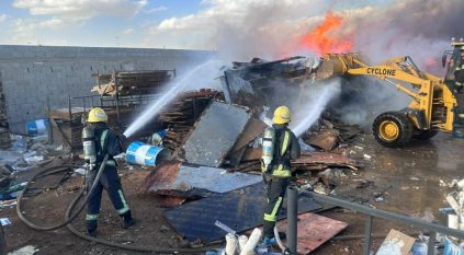 حريق يلتهم موقعًا لتخزين الأخشاب بحي المناخ في الرياض