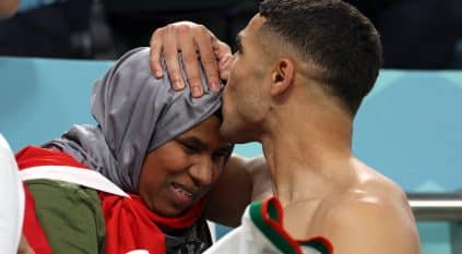 فيفا يدعم المغربي أشرف حكيمي ووالدته قبل مواجهة إسبانيا