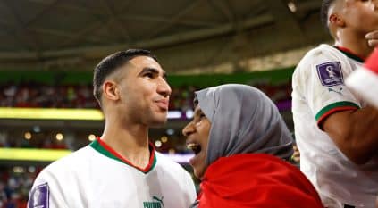 فيفا يُشيد باحتفال لاعبي المغرب مع والداتهم