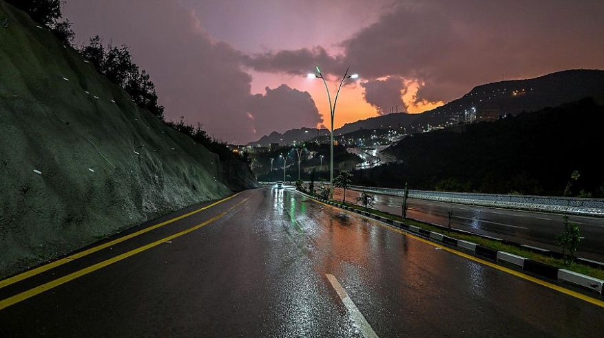 أمطار غزيرة على منطقة الباحة والمدني يحذر