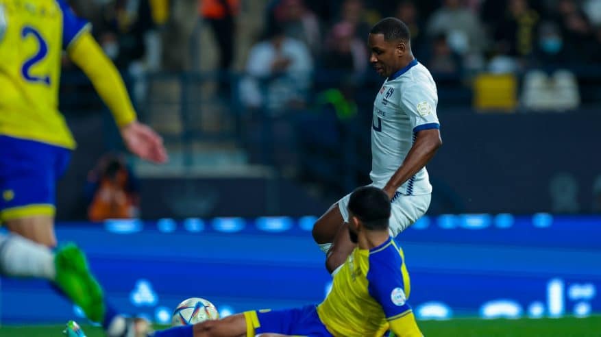 الهلال يتقدم في الشوط الأول بالديربي