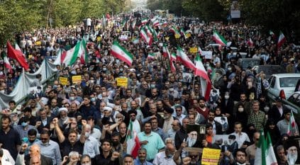احتجاجات إيران تدخل يومها الـ 100 وسط القمع وأحكام الإعدام