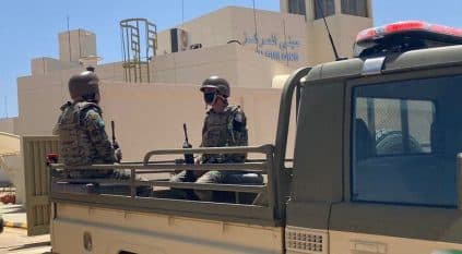 القبض على مواطن لنقله 3 مخالفين لنظام أمن الحدود بعسير