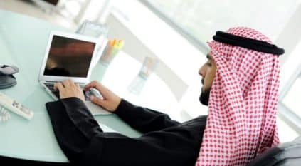الخبرة أم الشهادة الجامعية.. أيهما أكثر أهمية في السوق السعودي؟