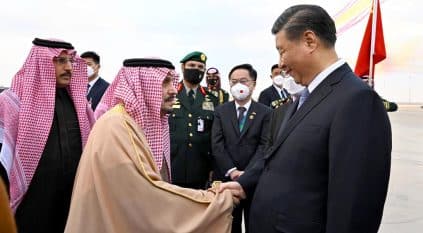 الرئيس الصيني يصل الرياض.. وفيصل بن بندر في مقدمة مستقبليه