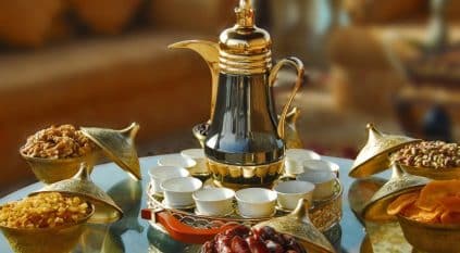 قهوة سعودية وتمور في افتتاح حي البجيري بالدرعية