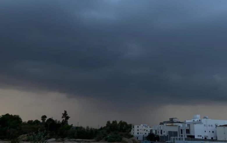 الأرصاد : استمرار هطول الأمطار الرعدية مصحوبة بزخات البرد وجريان السيول