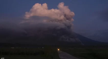 لحظة انفجار بركان جزيرة جاوة الإندونيسية