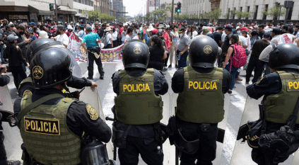 الاحتجاجات تشتعل ضد رئيسة بيرو الجديدة