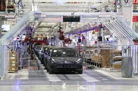 تسلا تعلق إنتاج السيارات الكهربائية بمصنع شنغهاي