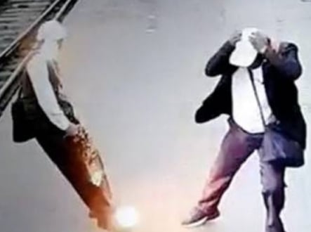 لحظة سقوط كابل كهربائي على موظف بمحطة مترو