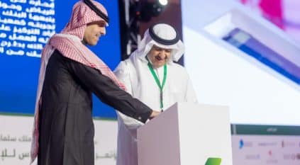 سلطان بن سلمان يُدشن كُتيبًا حول تجربة بنك الرياض في توظيف ذوي الإعاقة