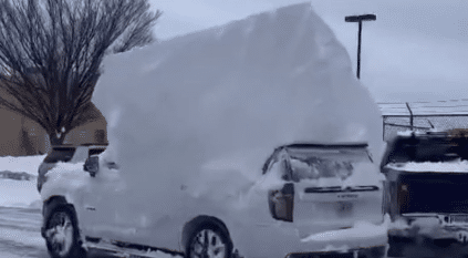 استخراج سيارات مدفونة تحمل أطنانًا من الثلوج في بفالو الأمريكية
