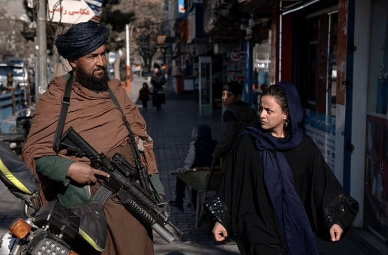 شجاعة غير عادية.. فتاة تقف وحيدة وسط الثلوج في وجه طالبان  (1)