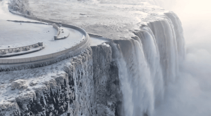 مياه أشهر شلالات في العالم تتحول لجليد بأمريكا
