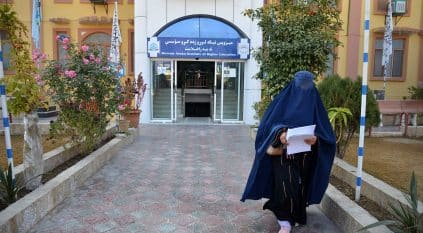 طالبان تمنع قدوم النساء الأجانب وتحظر ذهاب الأفغانيات إلى العمل