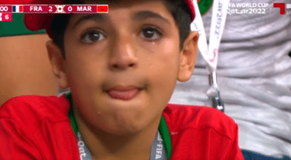 طفل مغربي يبكي بعد خسارة بلاده أمام فرنسا
