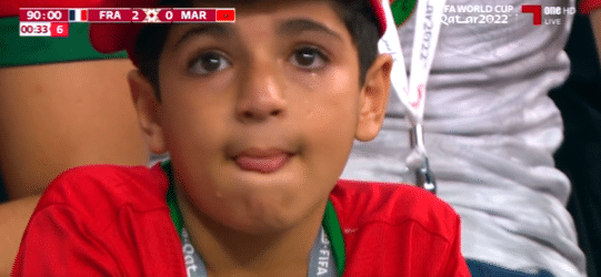 طفل مغربي يبكي بعد خسارة بلاده أمام فرنسا