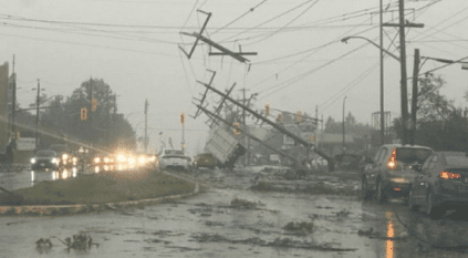 عاصفة قوية تقطع الكهرباء عن آلاف السكان بكاليفورنيا