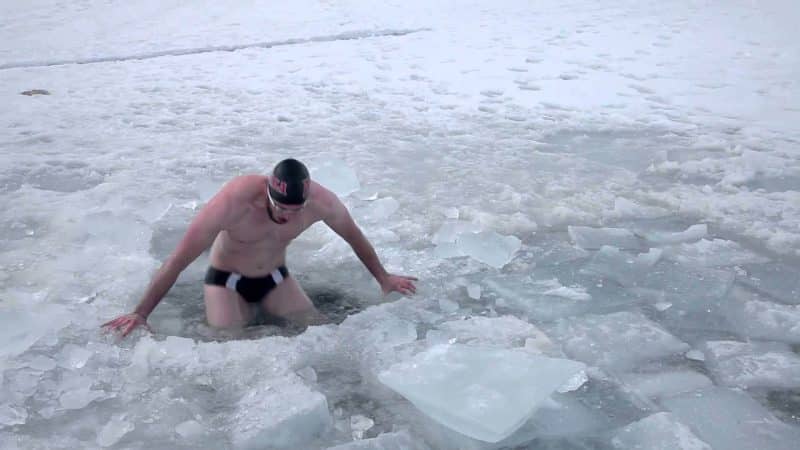 عشاق سيبيريا يحتفلون بالشتاء بالسباحة في 4- مئوية