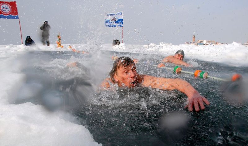 عشاق سيبيريا يحتفلون بالشتاء بالسباحة في 4- مئوية