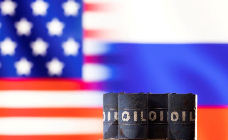 النفط يرتفع نحو 1% بعد تقرير إدارة معلومات الطاقة الأمريكية