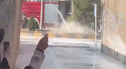 عناصر طالبان تفتح مدافع المياه على النساء المحتجات