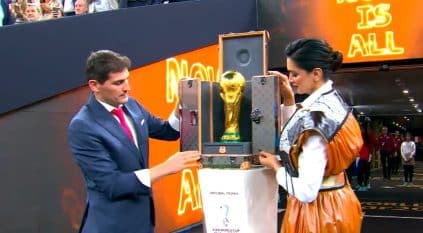 كاسياس يُقدم النسخة الأصلية من كأس العالم