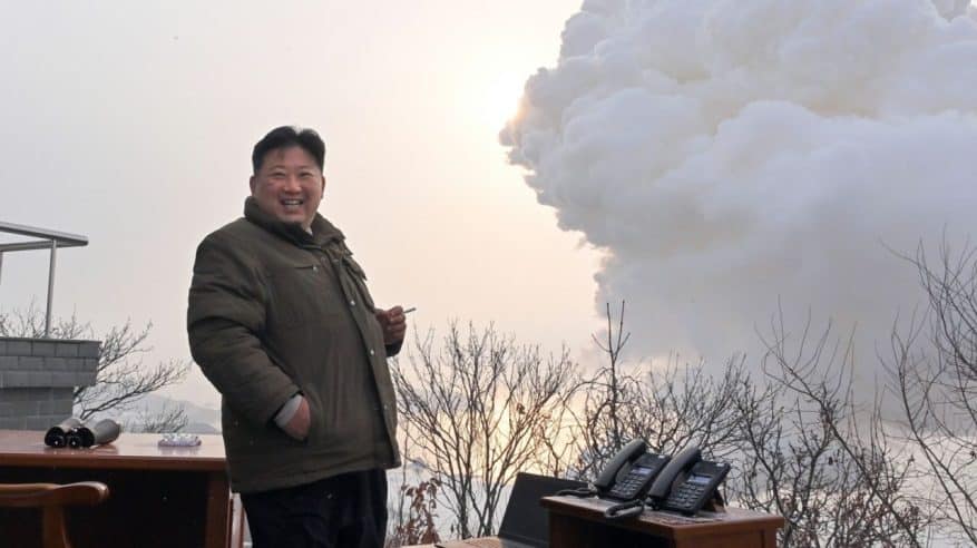 كوريا الشمالية تودع العام بثلاثة صواريخ باليستية