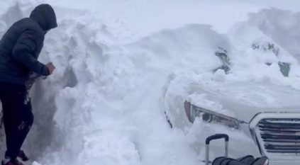 مشاهد للاعبي نادٍ أمريكي ينقذون سياراتهم بعد أن دفنتها الثلوج