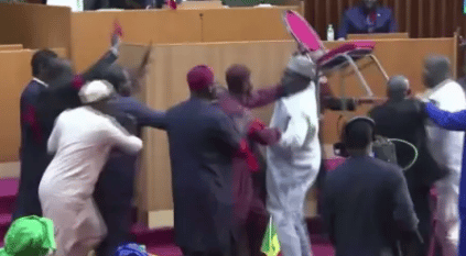 صفع زميلته فاشتعلت المعركة بالأيدي والكراسي بالبرلمان السنغالي