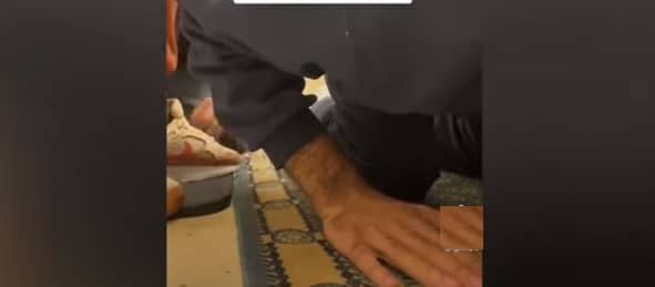 فصل مُعلمة أمريكية تخطت رقاب طلاب مسلمين أثناء الصلاة