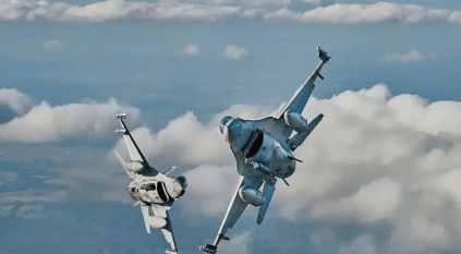 مشاهد تحبس الأنفاس لمقاتلة صينية تقترب من طائرة أمريكية بالجو