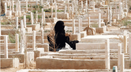 لقطات صادمة لامرأة تضع سحرًا في مقبرة بالأردن